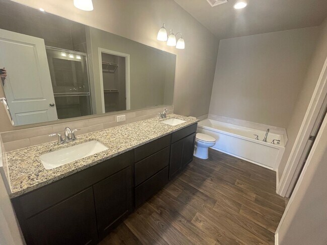 Building Photo - Newer Home in Kennewick, Great Location! Pets welcome!