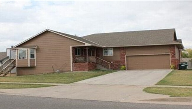1864 sq ft ranch with finished viewout basement - 3605 N Rushwood St