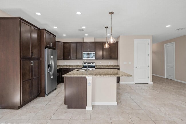 Building Photo - 16280 Oakview Dr