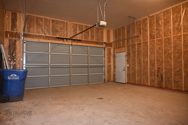 Building Photo - *RENT SPECIAL* Spacious 4 Bed, 2 Bath Sing...