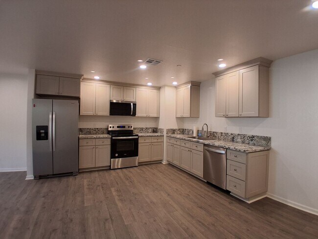 Building Photo - 3016 Lake Park Ct