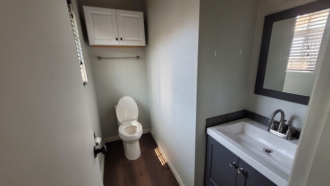 Building Photo - Family Home in Desirable Neighborhood!