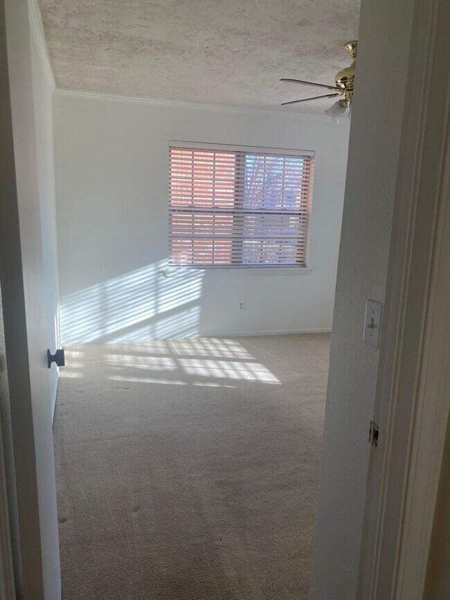 Building Photo - Great 2 Bedroom Condo !