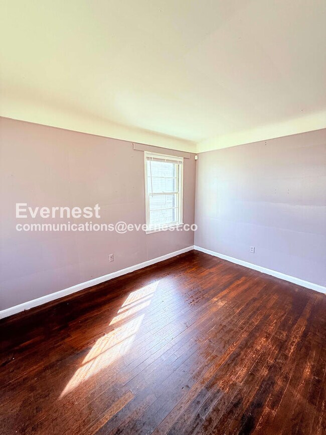 Building Photo - 3 Bed/1 Bath Home with Detached Garage / Vouchers Accepted / Available Now!