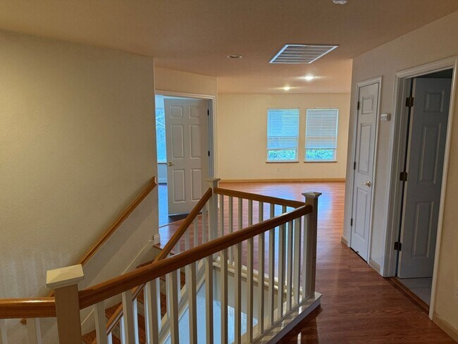 Building Photo - Modern 4 Bedroom w/ Loft Stonegate Area Vacaville *Star Rentals