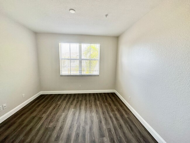 Building Photo - ** MARIPOSA ** 3 + DEN / 2.5 BATH - 2 CAR ...