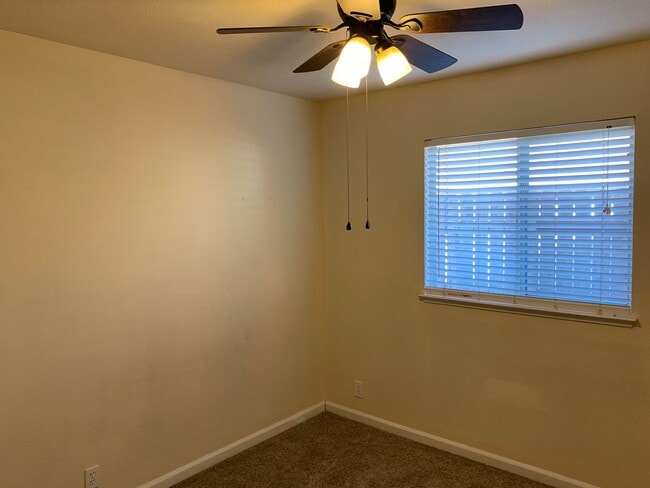 Building Photo - Updated 3 bedroom 2 bathroom close to Meri...
