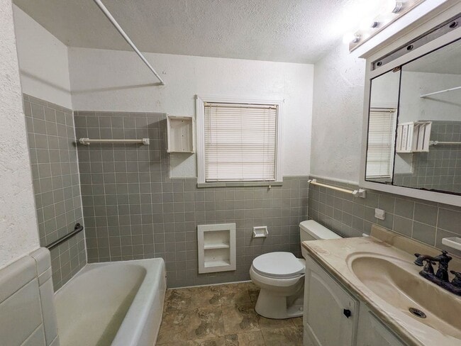 Building Photo - 2307 McKee Dr