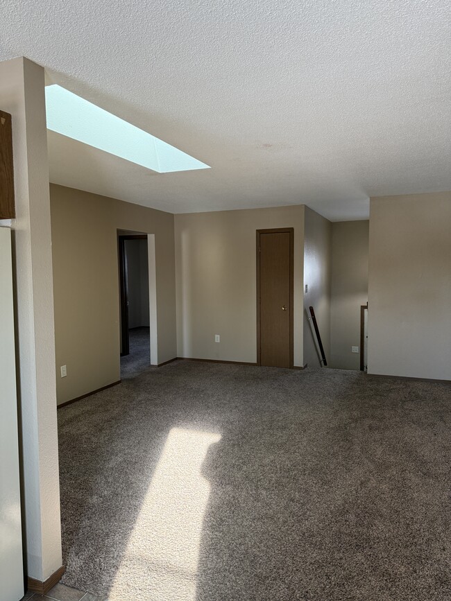 Building Photo - 1006 Castlewood Dr