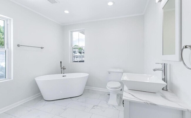 Building Photo - Coming Soon! 3 bedrooms 2.5 bath Home located in Lancaster Pa