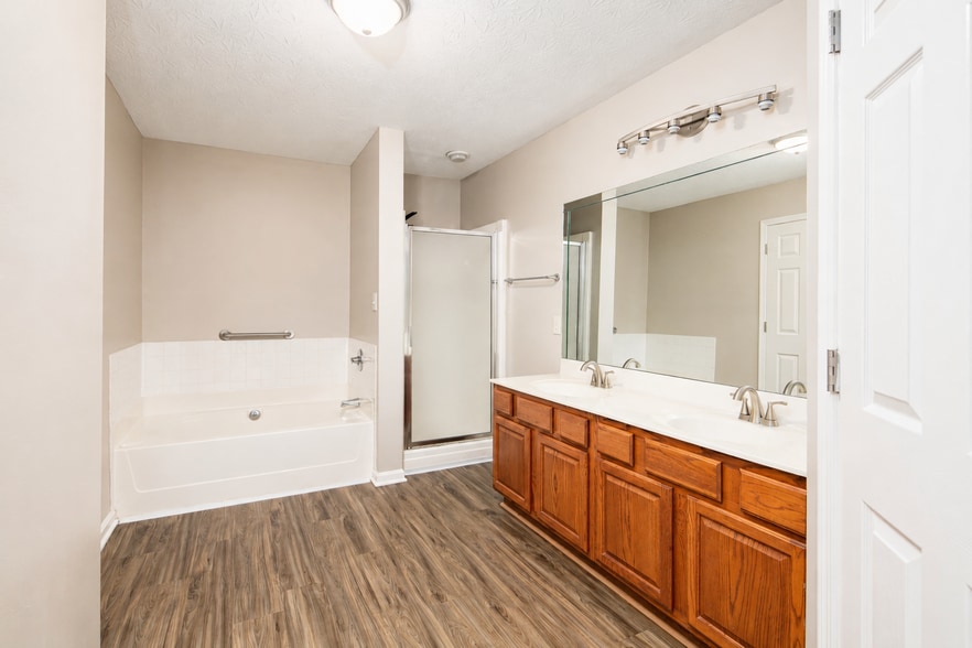 Building Photo - 565 Wellington Gardens Dr