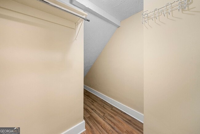 Building Photo - 198 Lakeview Dr