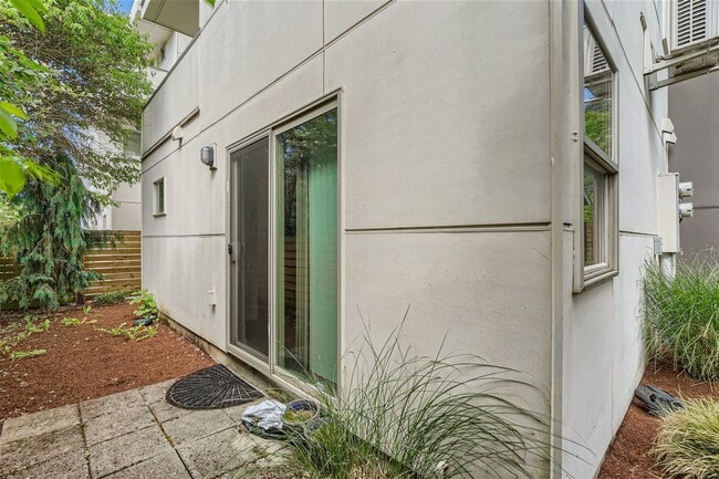 Building Photo - Modern West Seattle Townhome with Rooftop ...