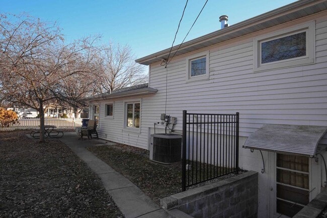 Building Photo - 1705 Elmwood Dr