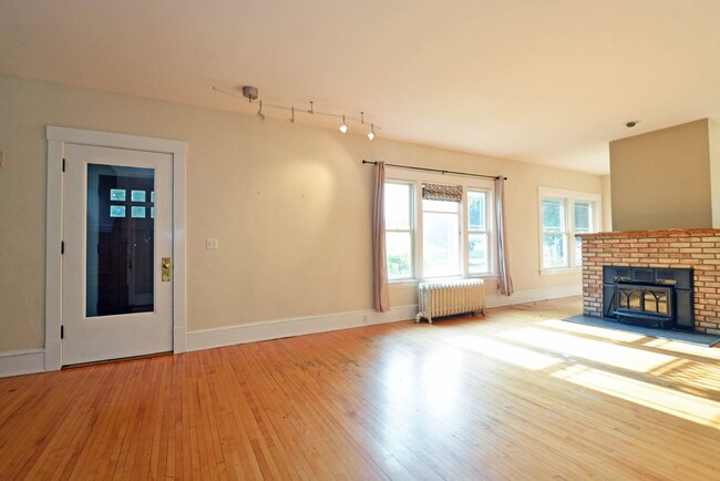 Building Photo - Beautiful 4-bedroom 2.5-bathoom - Great Lo...