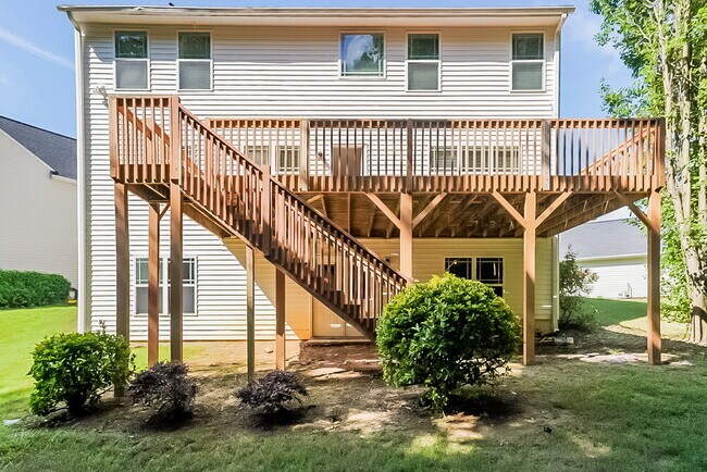 Building Photo - 910 Elderberry Ln