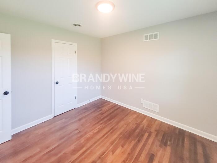 Building Photo - 1822 Dearing Rd