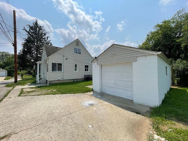 Building Photo - 1362 Clinton St