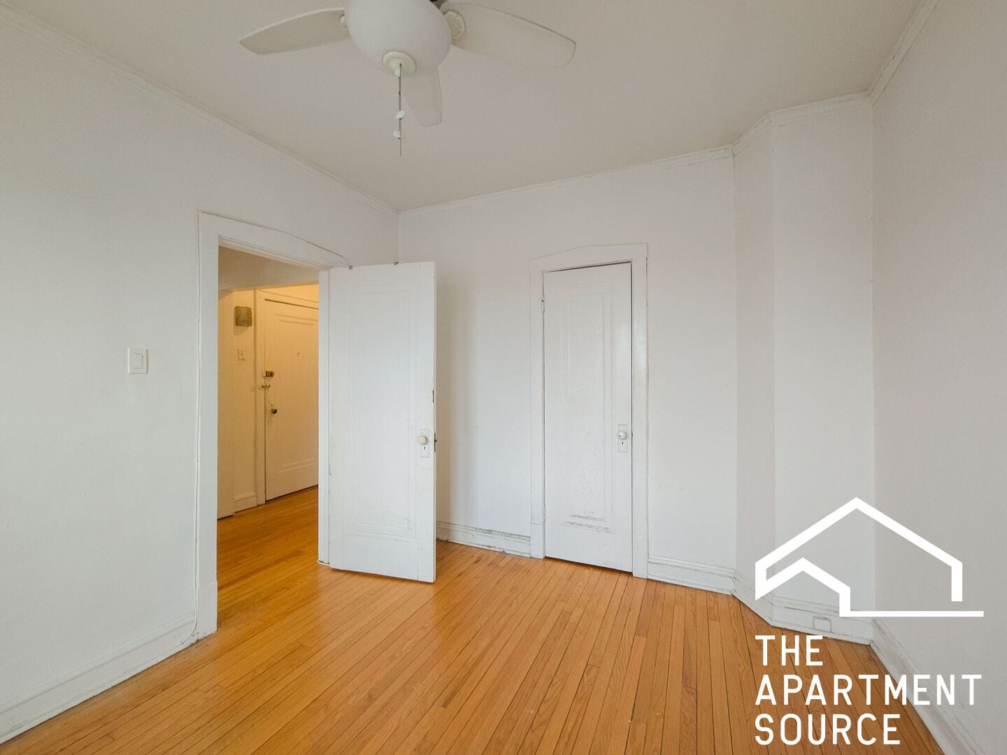 Building Photo - 4505b N Greenview Ave