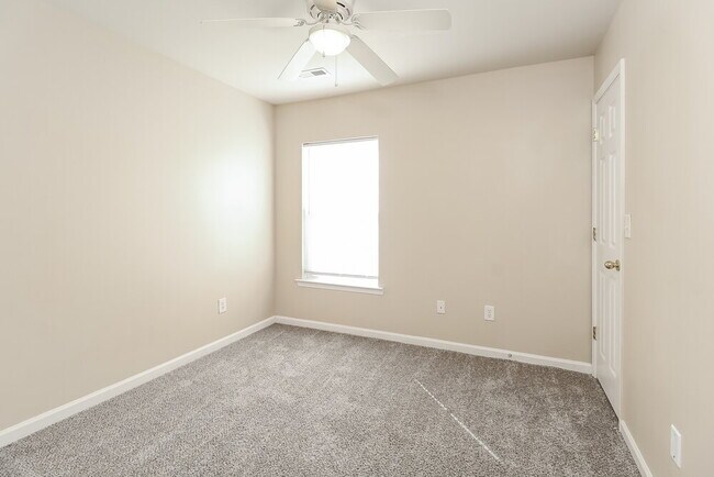 Building Photo - 2909 Deep Cove Dr NW