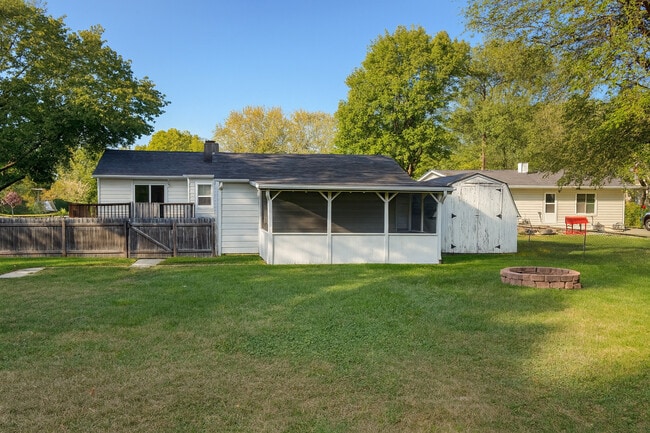 Building Photo - 404 Thoria Rd
