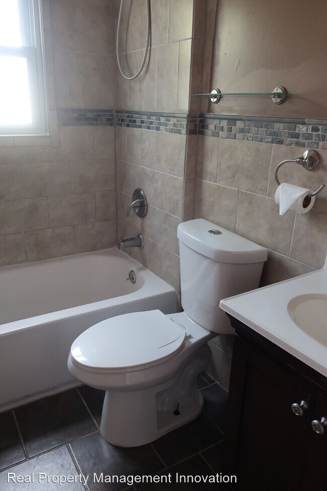 Building Photo - 4 br, 2 bath House - 221 E Hawthorne Avenue