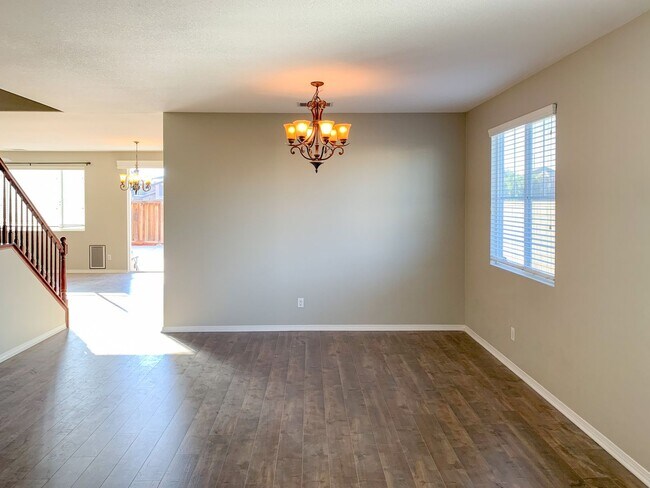 Building Photo - Large 5-Bedroom Home in the Heart of Lake ...