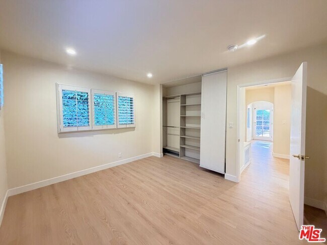 Building Photo - 2000 San Ysidro Dr