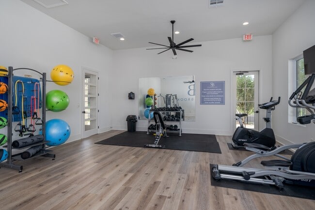 Building Photo - 815 Stonebrook Cir