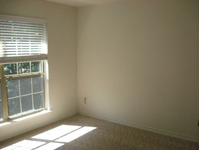 Building Photo - Beautifully Maintained 1 Bedroom 1 Bathroo...