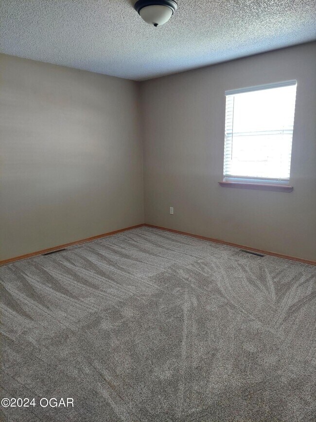 Building Photo - 1712 Blue Jay Dr