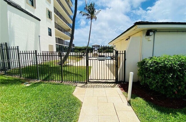 Building Photo - 10044 S Ocean Dr