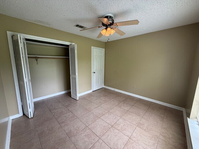 Building Photo - 1126-1128 Willow Creek Dr