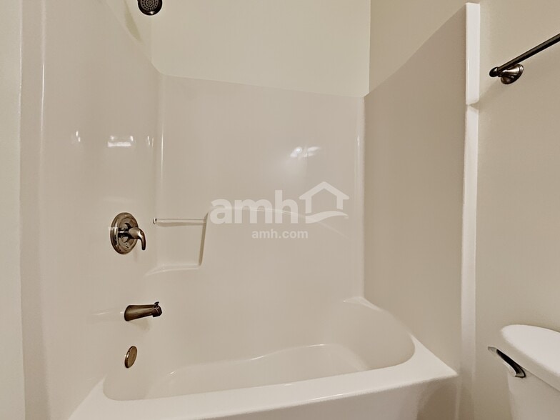 Building Photo - 488 Lincolnwood Ln