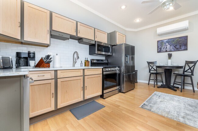 Building Photo - Fully Furnished Cottage by Yale