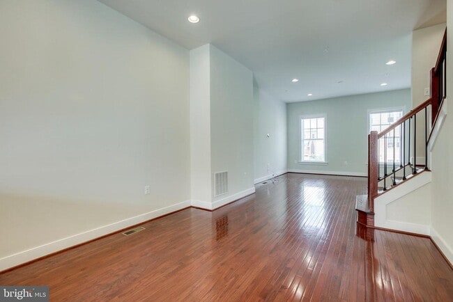 Building Photo - 723 Diamond Ave