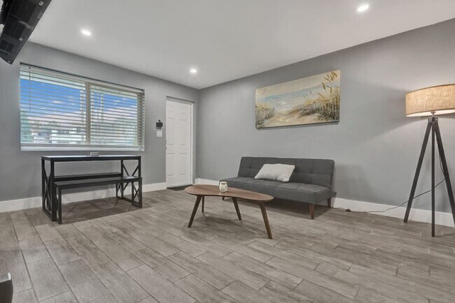 Building Photo - 906 N Riverside Dr