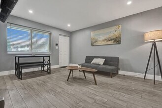 Building Photo - 906 N Riverside Dr