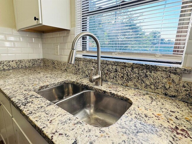 Building Photo - 7024 Moderna Way