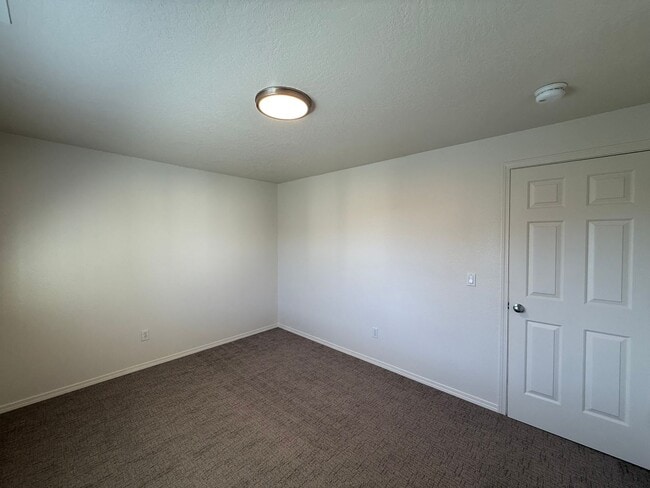 Building Photo - Freshly Updated Four Bedroom