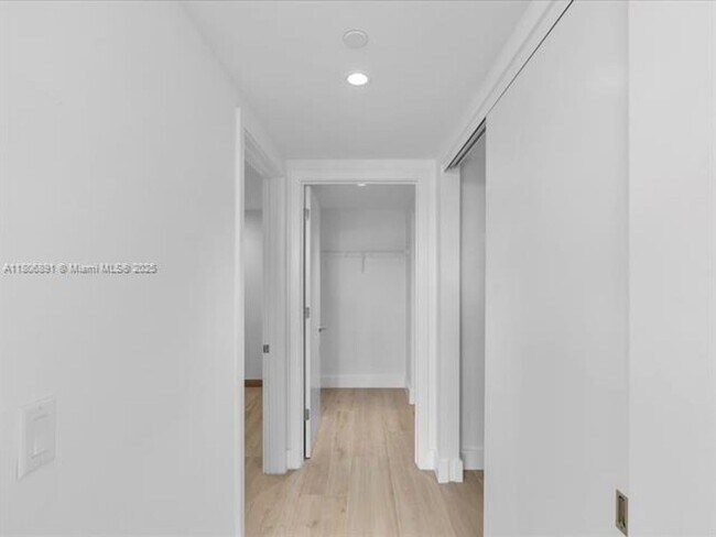 Building Photo - 9901 W Bay Harbor Dr
