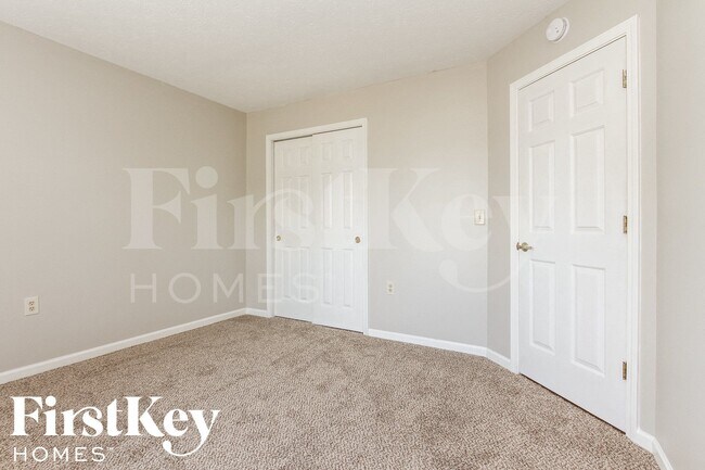 Building Photo - 2204 Valley Creek W Ln