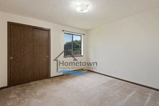 Building Photo - Great 3 Bedroom 2 Bath Duplex with Garage ...