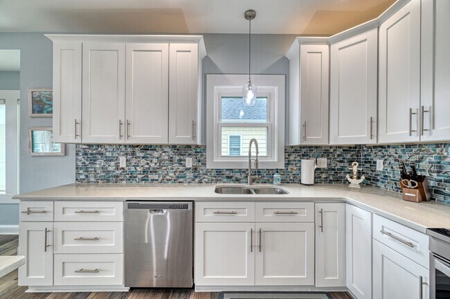 Building Photo - PET FRIENDLY FURNISHED OFF-SEASON RENTAL A...