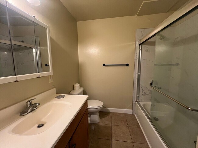 Building Photo - 1137 Oakmont Dr