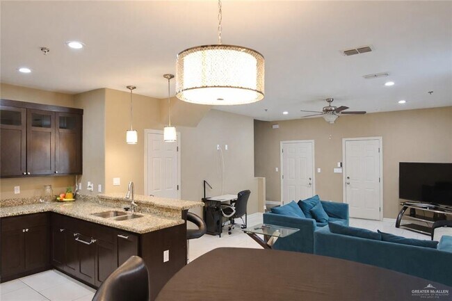 Building Photo - 14 W Daffodil Ave