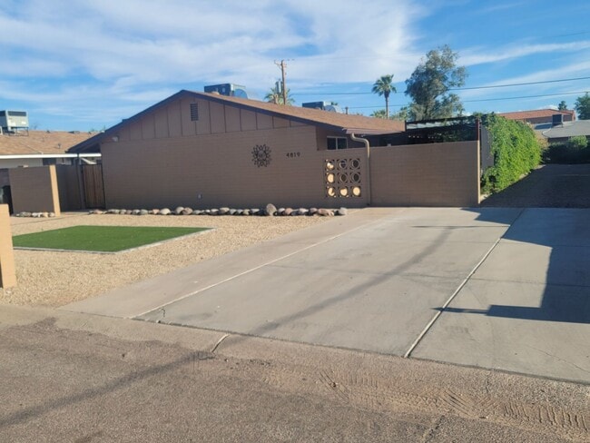 Building Photo - 4819 E Cambridge Ave