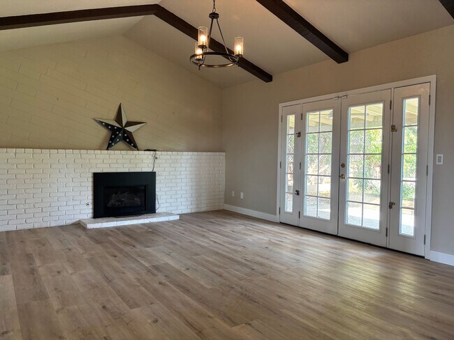 Building Photo - Nice 3 bedroom 2 bathroom Clovis home with modern updates, a nice floor plan and solar. Clovis co...