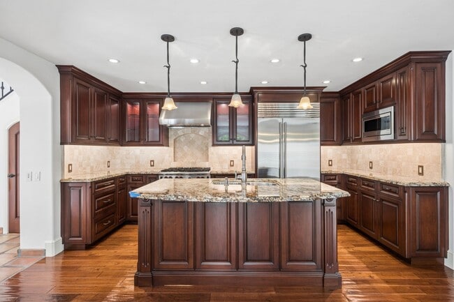 Building Photo - Charming 3BD Home in Coveted Newport Heights