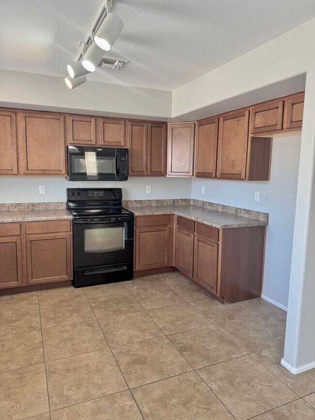 Building Photo - Stunning 4Bedrooms/2.5 Bath Home!